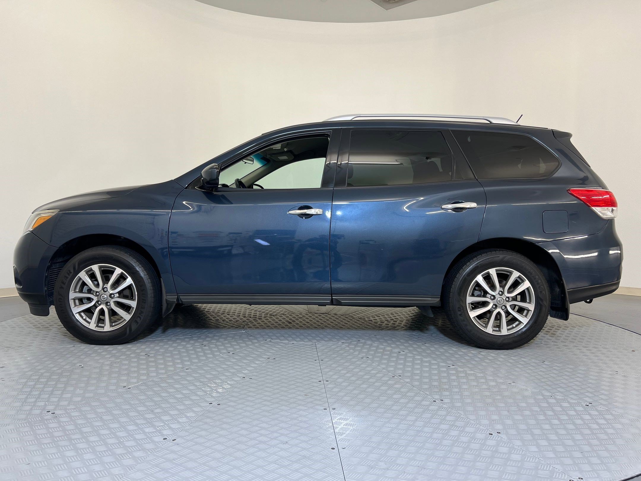 Used 2013 Nissan Pathfinder SV image 21