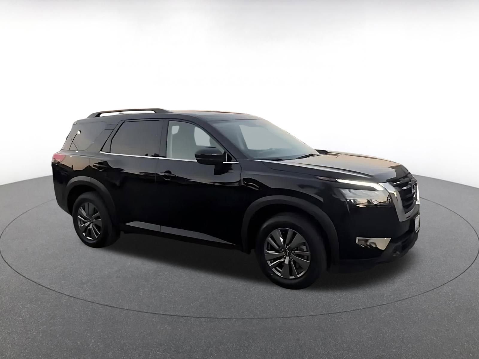 Used 2025 Nissan Pathfinder SV image 2