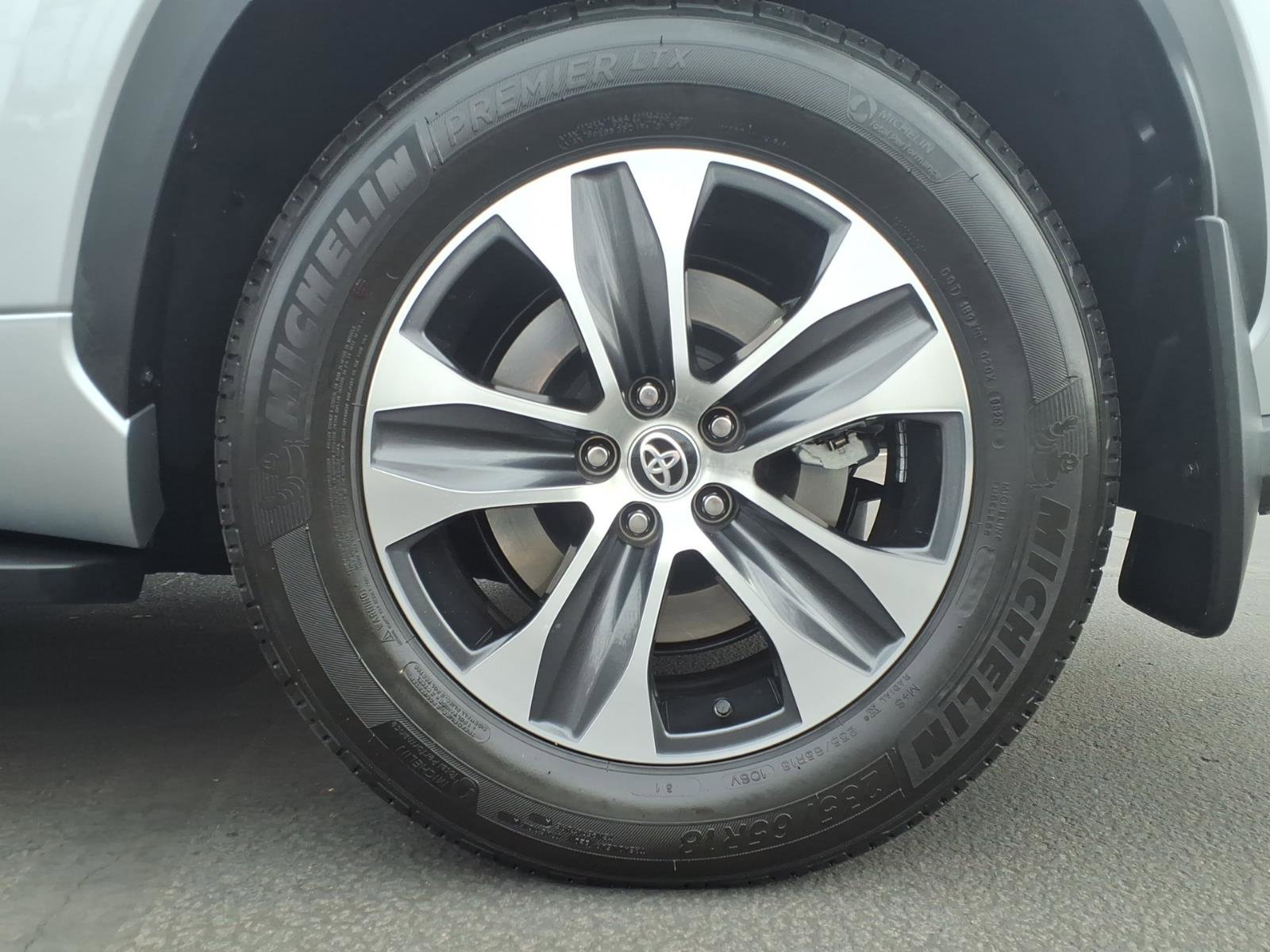 Certified 2025 Toyota Highlander XLE FWD image 9