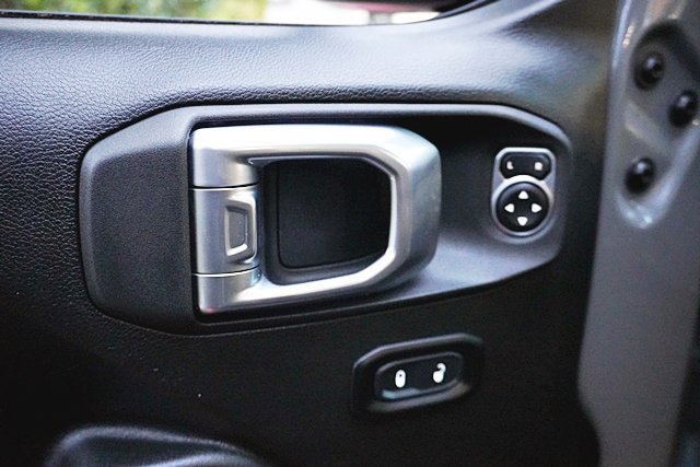 Used 2023 Jeep Wrangler Unlimited AWD/4WD image 33