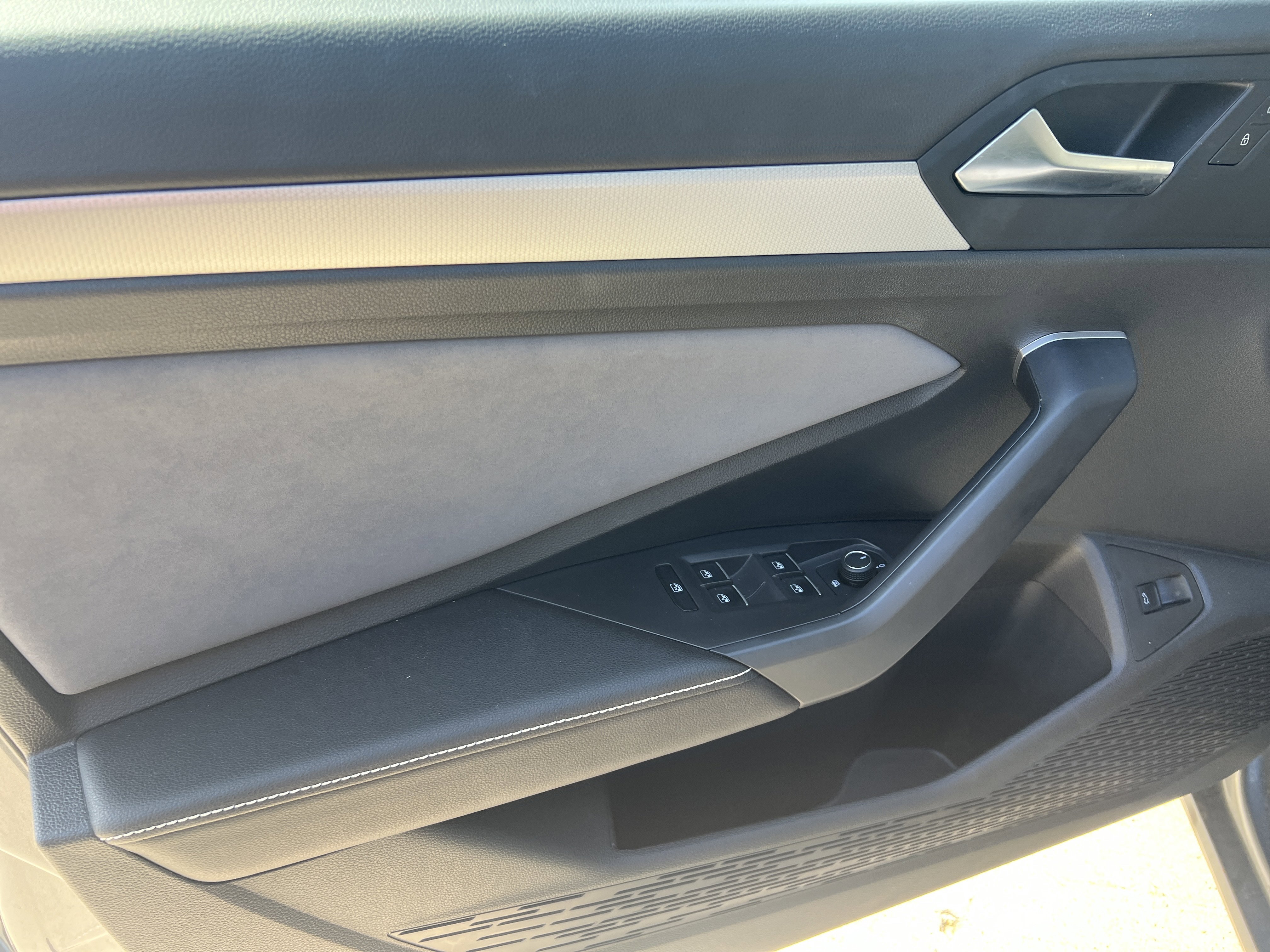 Used 2025 Volkswagen Jetta SE w/ Sunroof Package FWD image 13