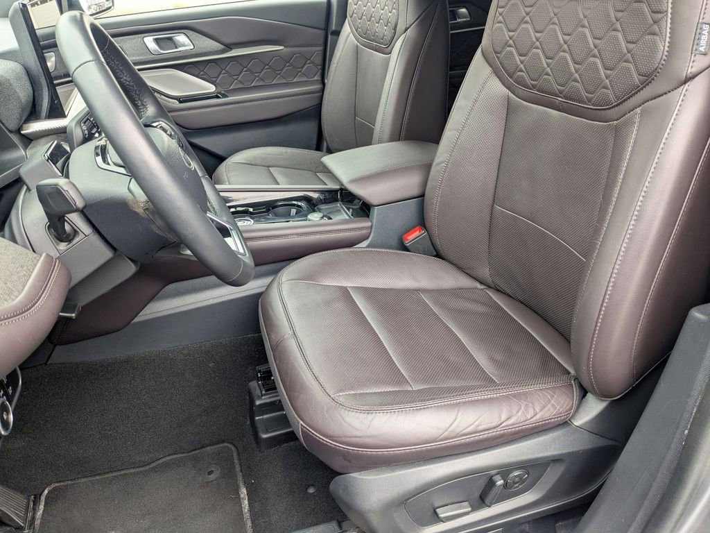 Used 2025 Ford Explorer Platinum w/ LUX Leather Package AWD/4WD image 15