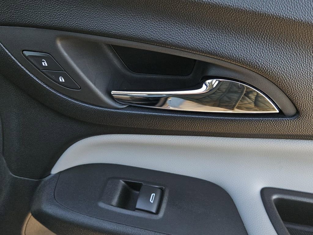 Used 2022 Chevrolet Equinox LS image 31