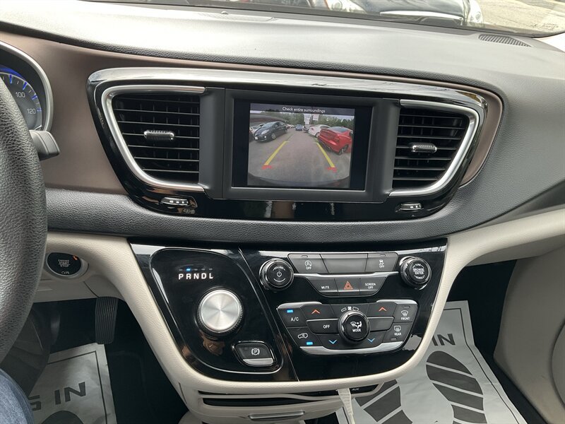 Used 2020 Chrysler Voyager Lxi FWD image 25
