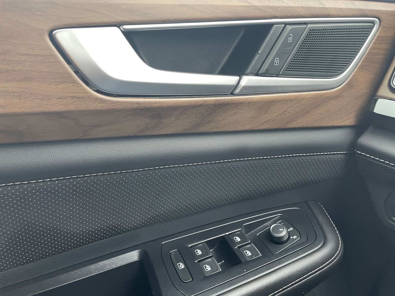 Used 2025 Volkswagen Atlas SE image 20