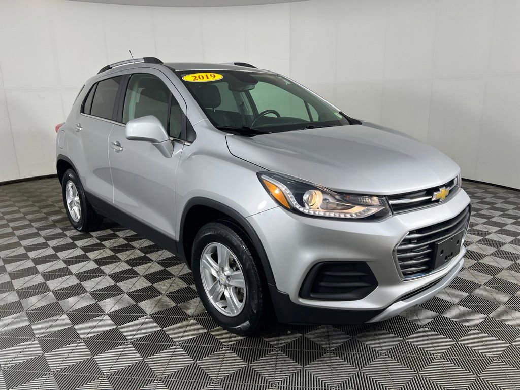 Used 2019 Chevrolet Trax LT w/ LT Convenience Package AWD/4WD image 2