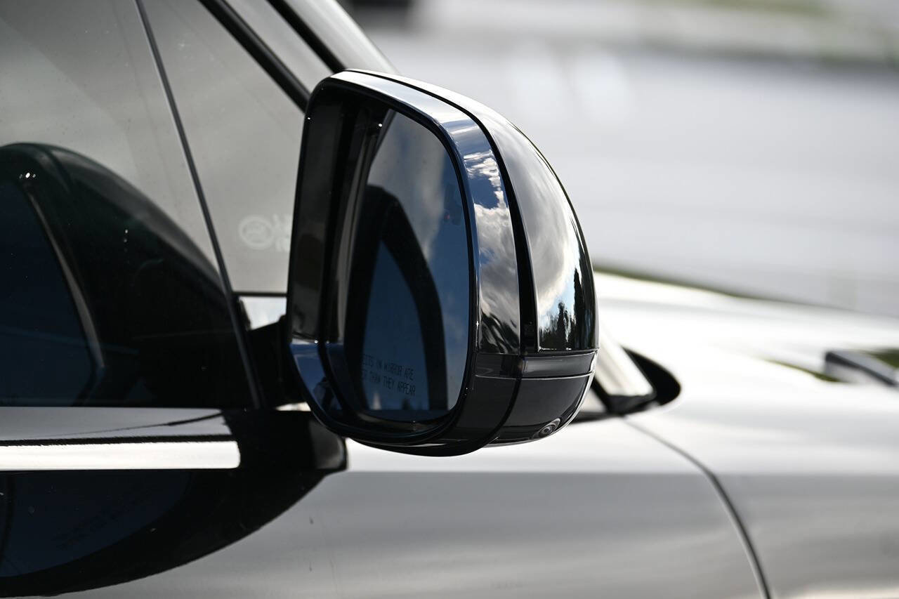 Used 2025 Land Rover Range Rover Sport Dynamic SE image 33