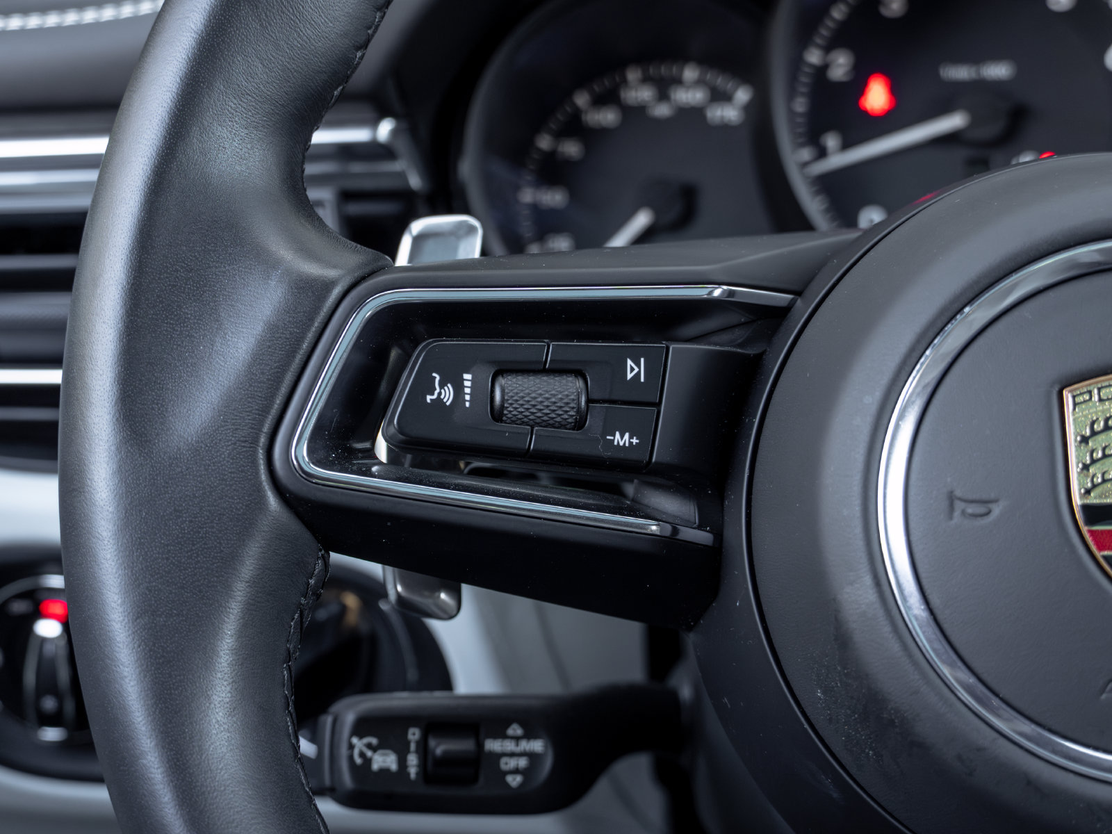 Certified 2025 Porsche Macan AWD/4WD image 29