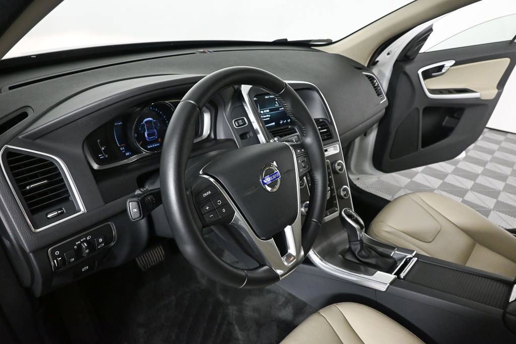 Used 2016 Volvo XC60 T5 Premier w/ Proximity Package FWD image 6