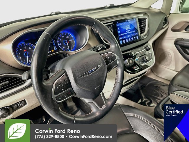 Used 2017 Chrysler Pacifica Touring-L FWD image 11
