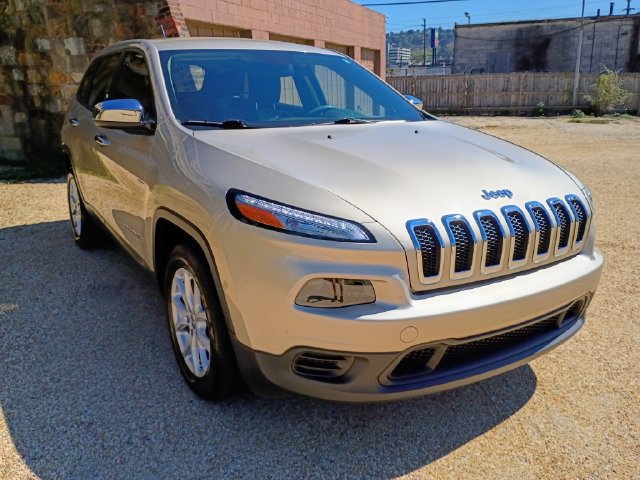 Used 2014 Jeep Cherokee Sport FWD image 2