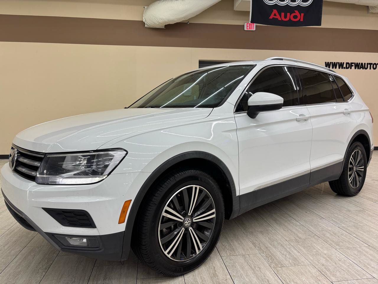 Used 2018 Volkswagen Tiguan SEL FWD image 2