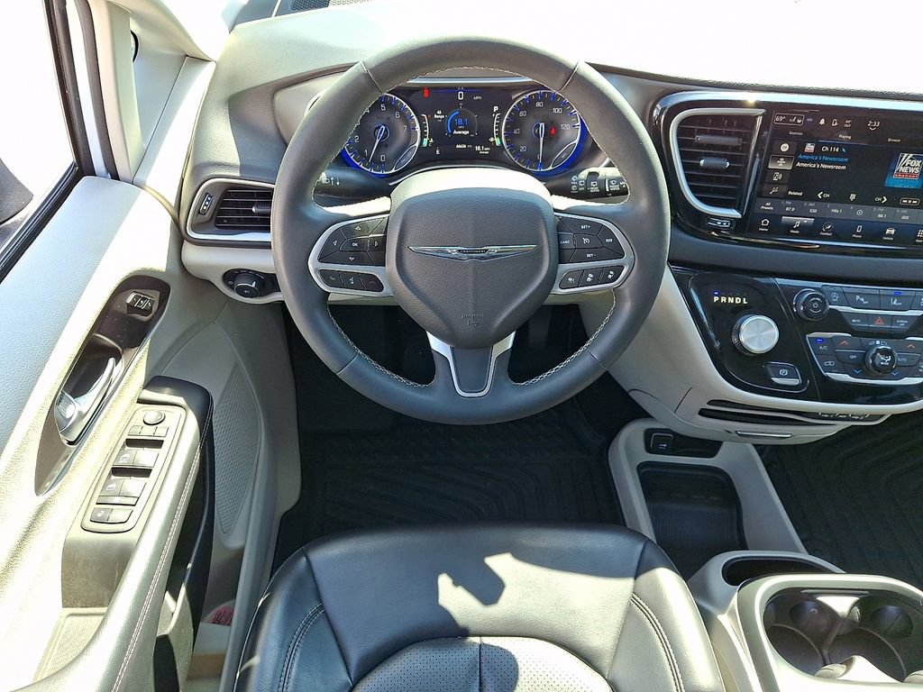 Used 2023 Chrysler Pacifica Touring-L FWD image 16