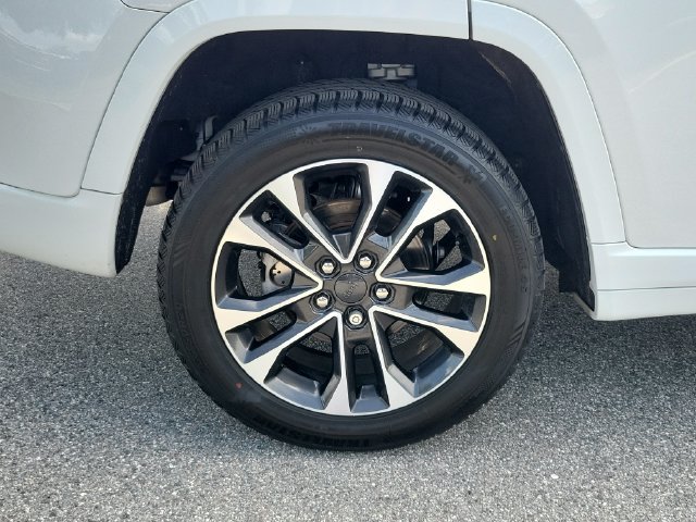 Used 2023 Jeep Grand Cherokee Overland w/ Luxury Tech Group IV RWD image 7