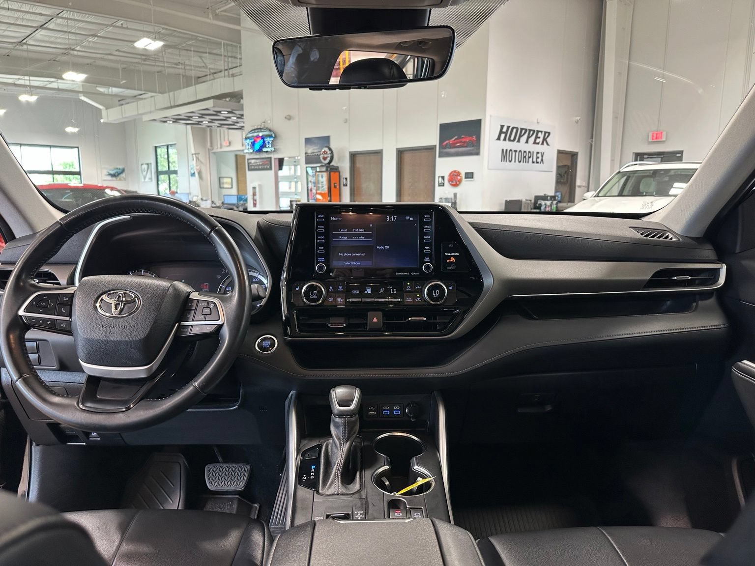 Used 2022 Toyota Highlander XLE FWD image 16