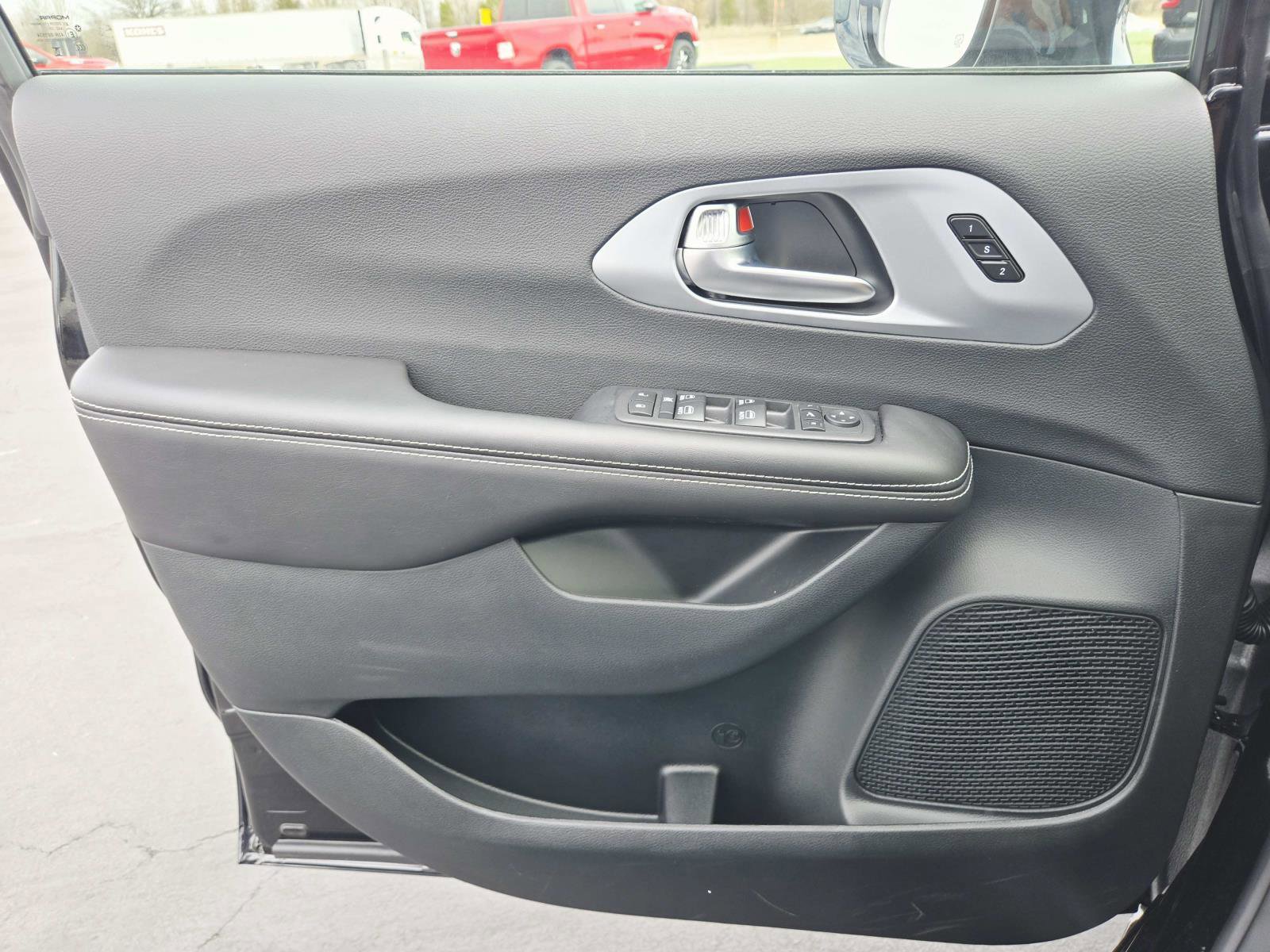 New 2026 Chrysler Pacifica Limited FWD image 32