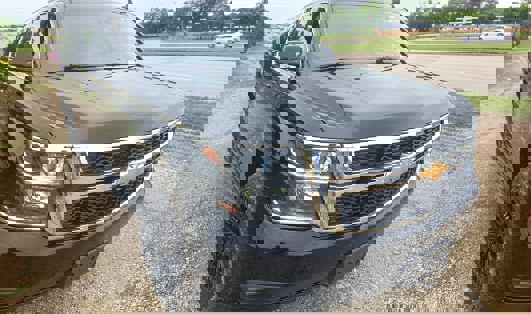 Used 2018 Chevrolet Suburban LT RWD image 3