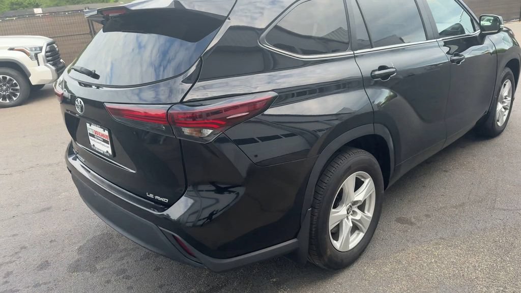 Used 2024 Toyota Highlander LE AWD/4WD image 15