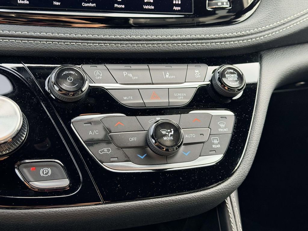 Used 2024 Chrysler Pacifica Limited w/ S Appearance Package image 5