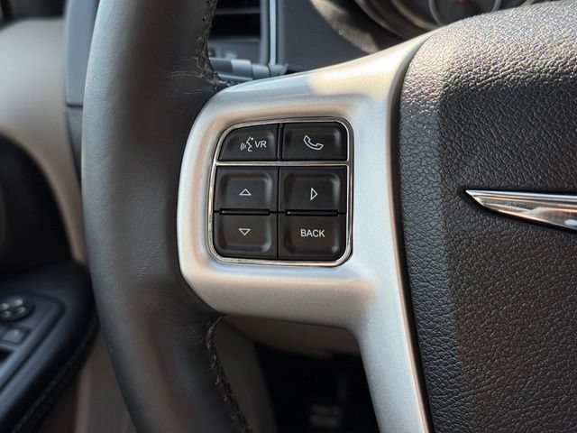 Certified 2016 Chrysler Town & Country Touring FWD image 18