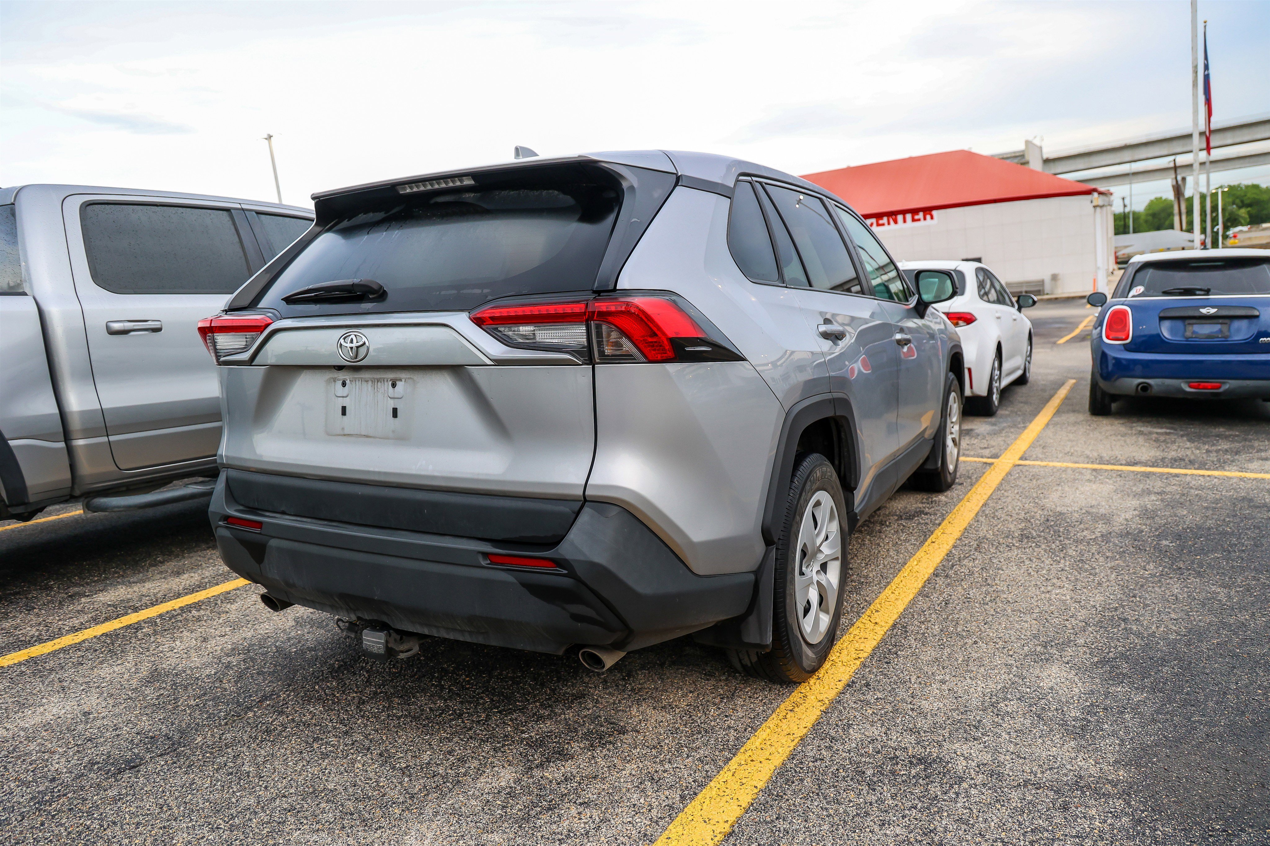 Used 2024 Toyota RAV4 LE AWD/4WD image 7