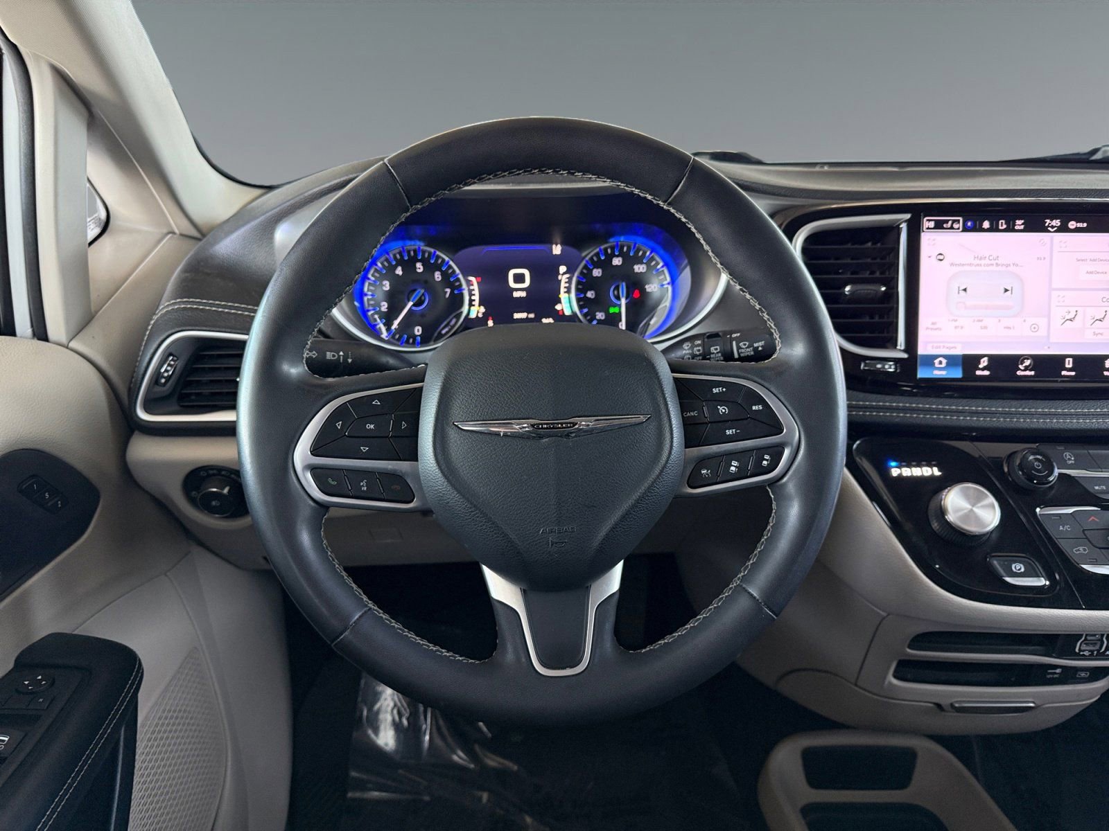 Used 2022 Chrysler Pacifica Touring-L image 17