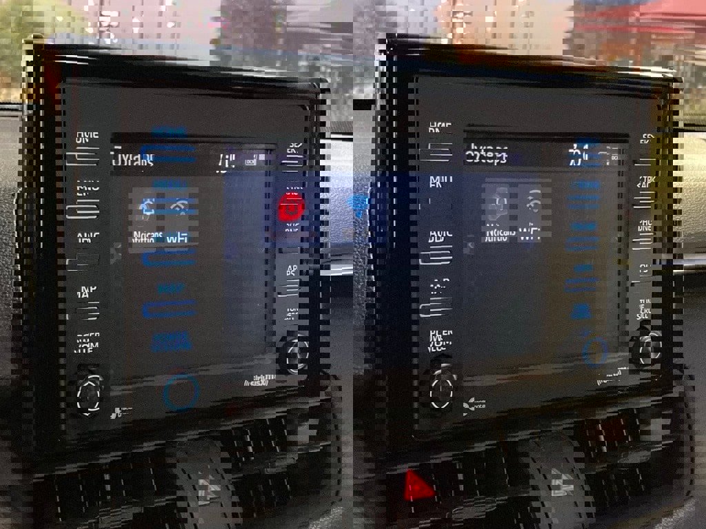 Used 2022 Toyota RAV4 SE image 23