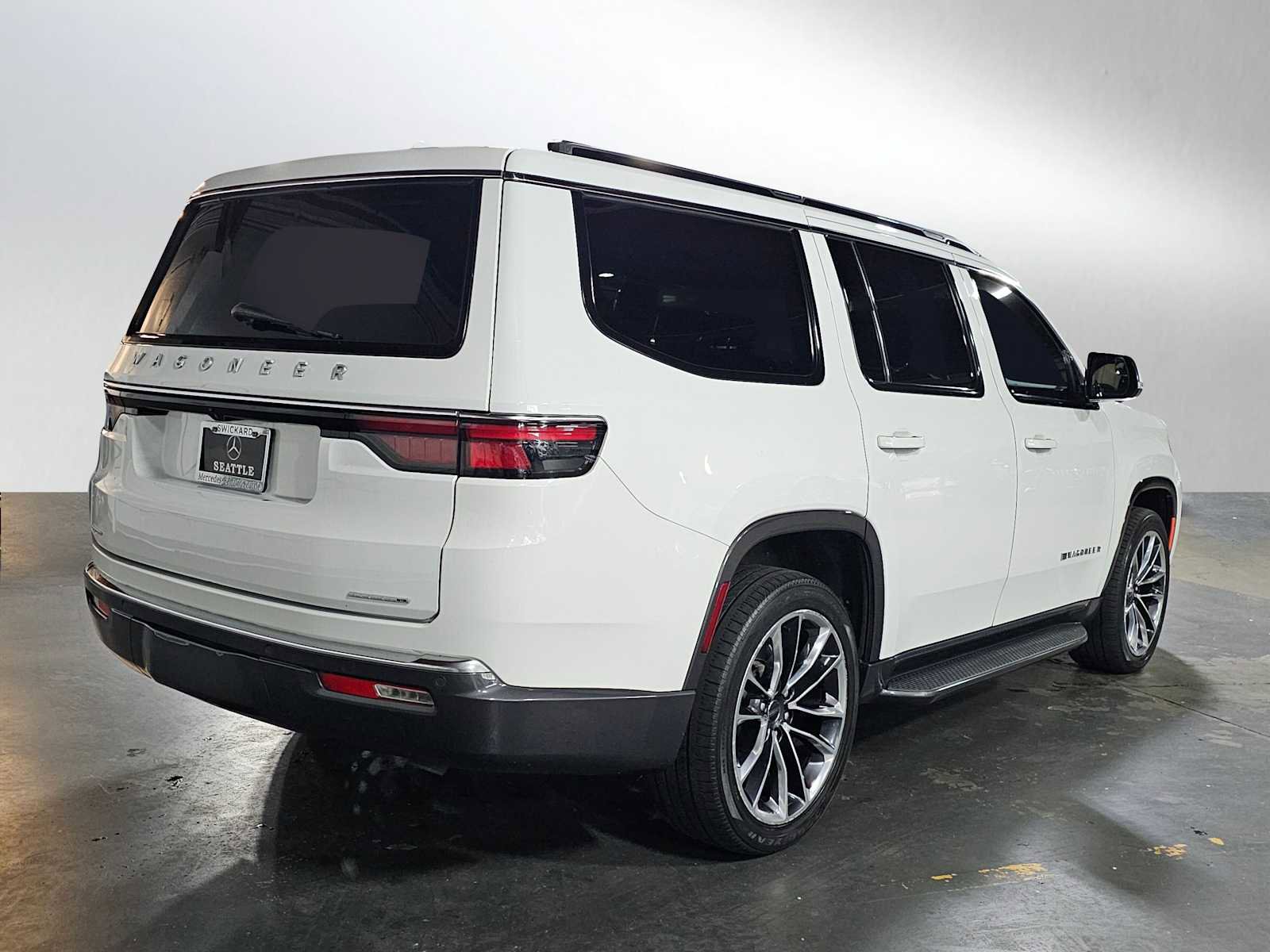 Used 2022 Jeep Wagoneer Series II w/ Premium Group I AWD/4WD image 3