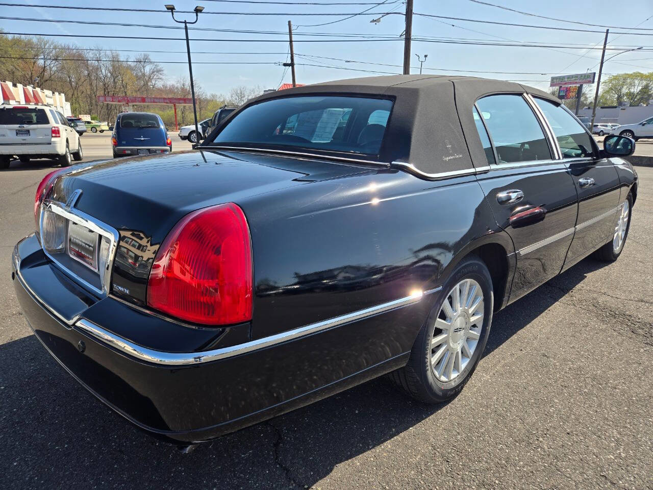 Used 2004 Lincoln Town Car Signature image 6