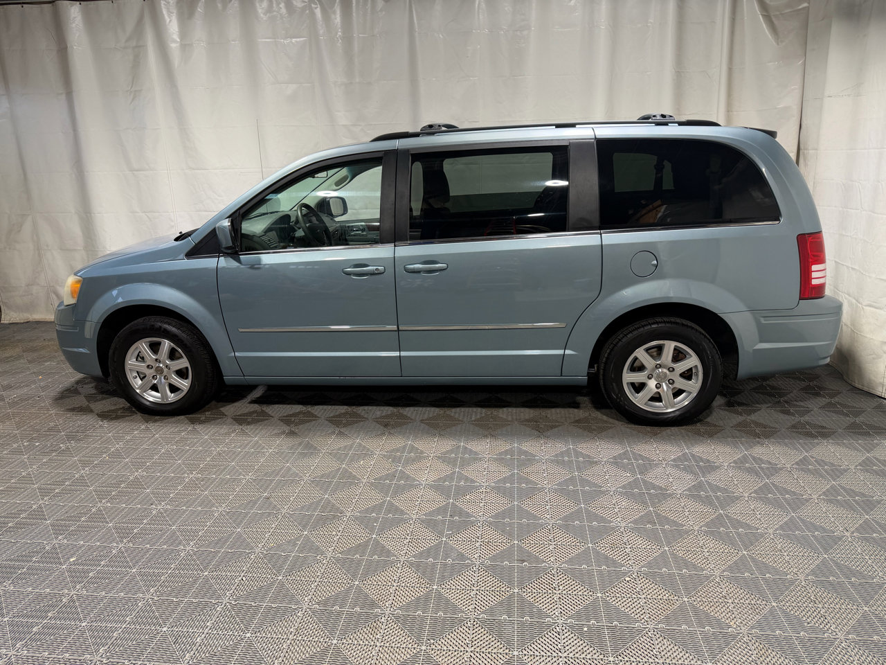 Used 2009 Chrysler Town & Country Touring w/ Flexible Seating Group image 5