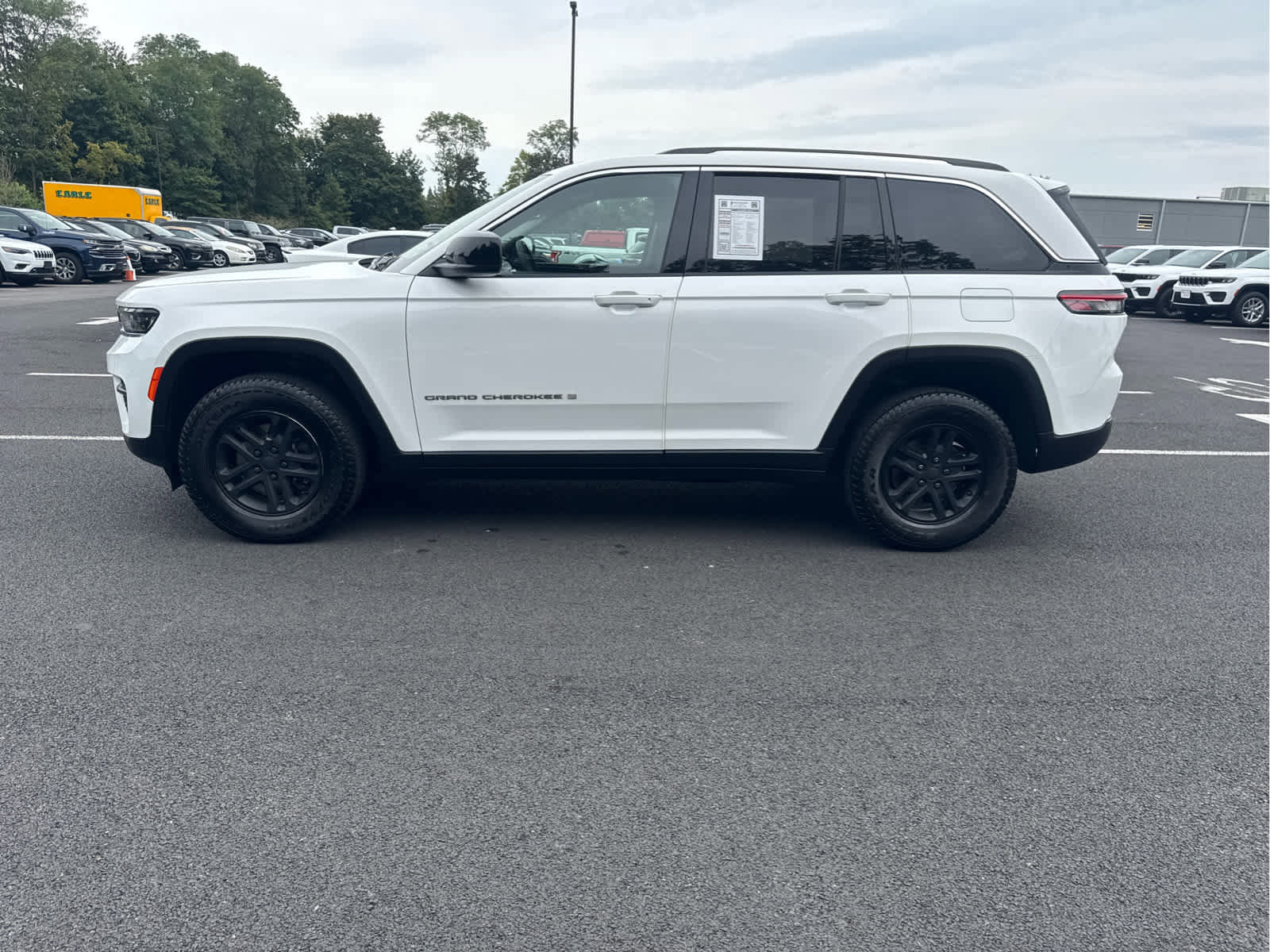 Certified 2023 Jeep Grand Cherokee Laredo image 6