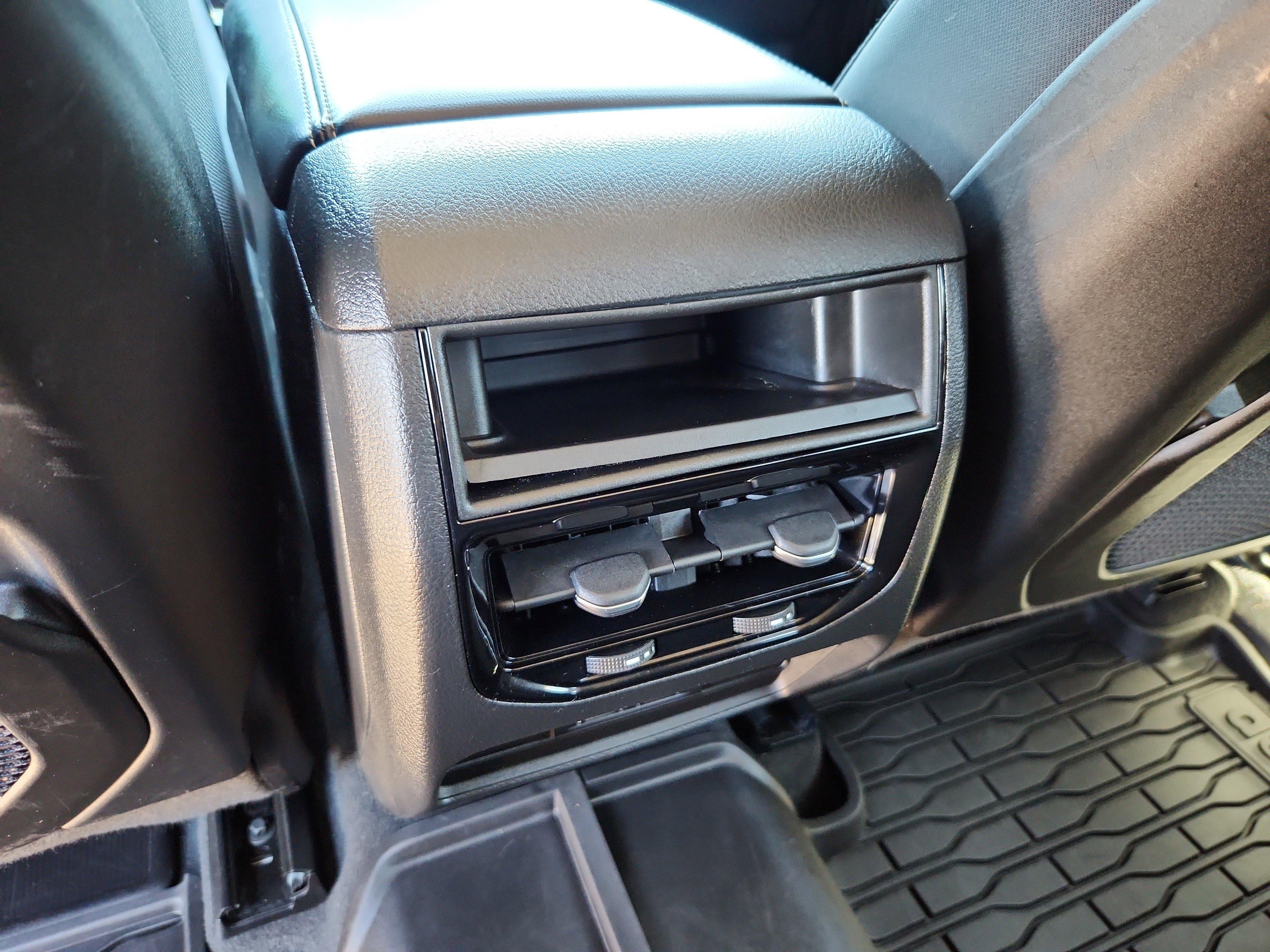 Used 2023 Jeep Grand Cherokee Laredo AWD/4WD image 13