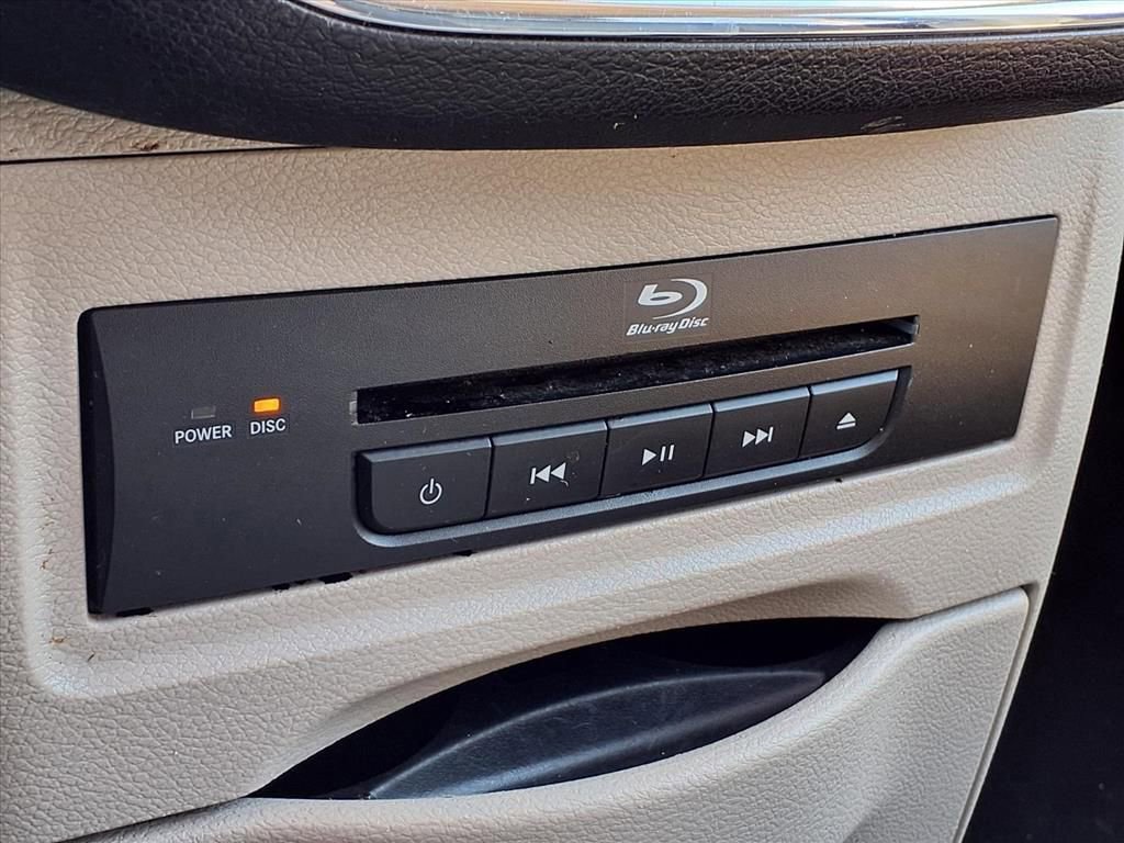 Used 2016 Chrysler Town & Country Touring-L image 24