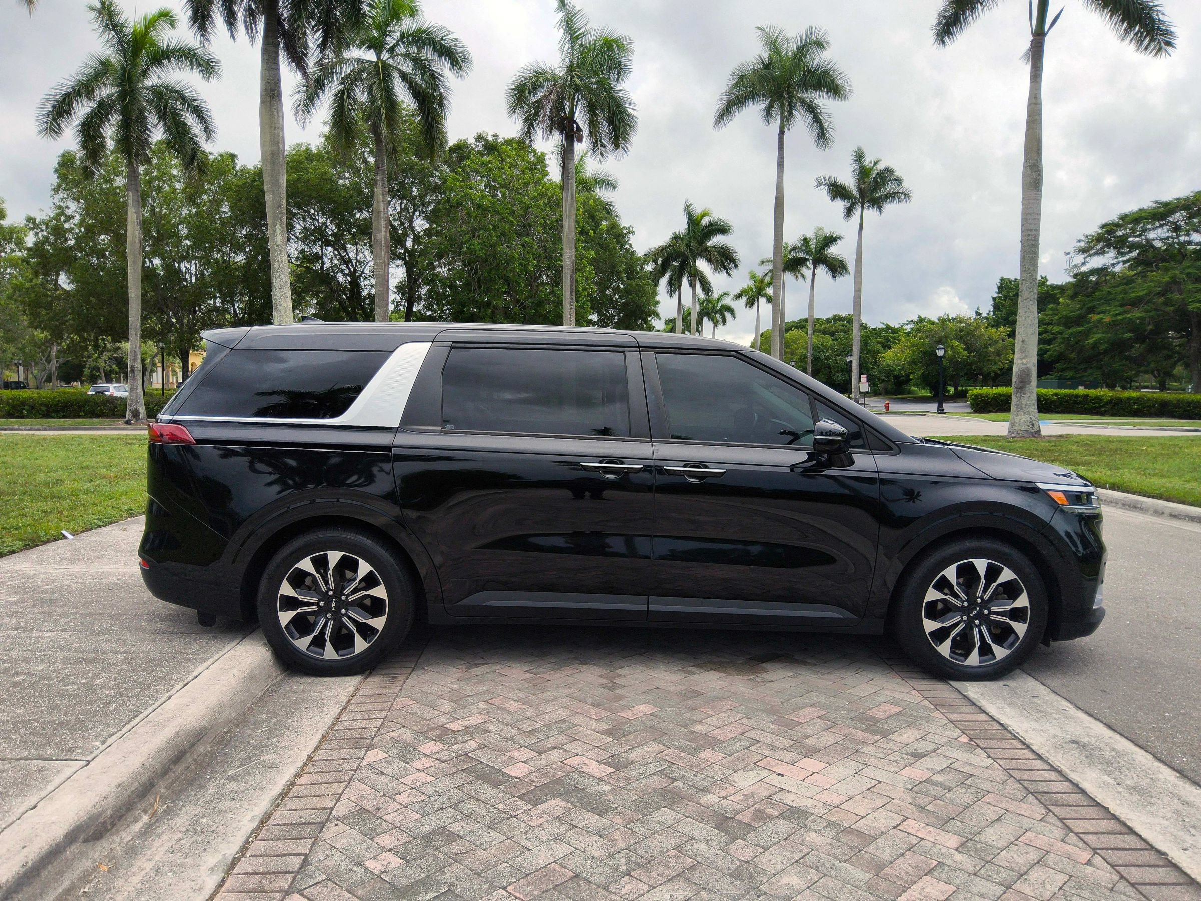 Used 2022 Kia Carnival EX FWD image 21