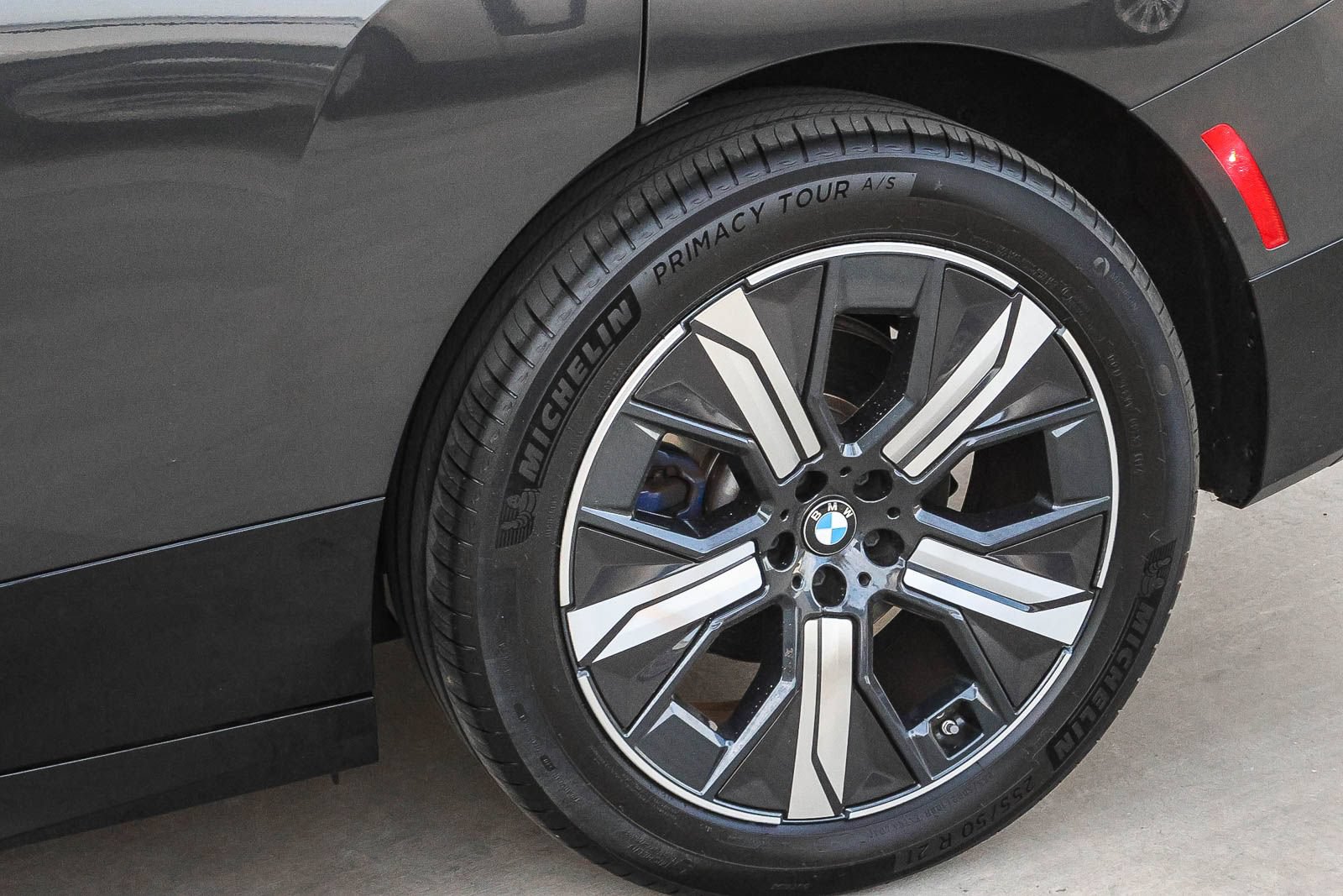 Used 2024 BMW iX xDrive50 w/ Sport Package AWD/4WD image 11
