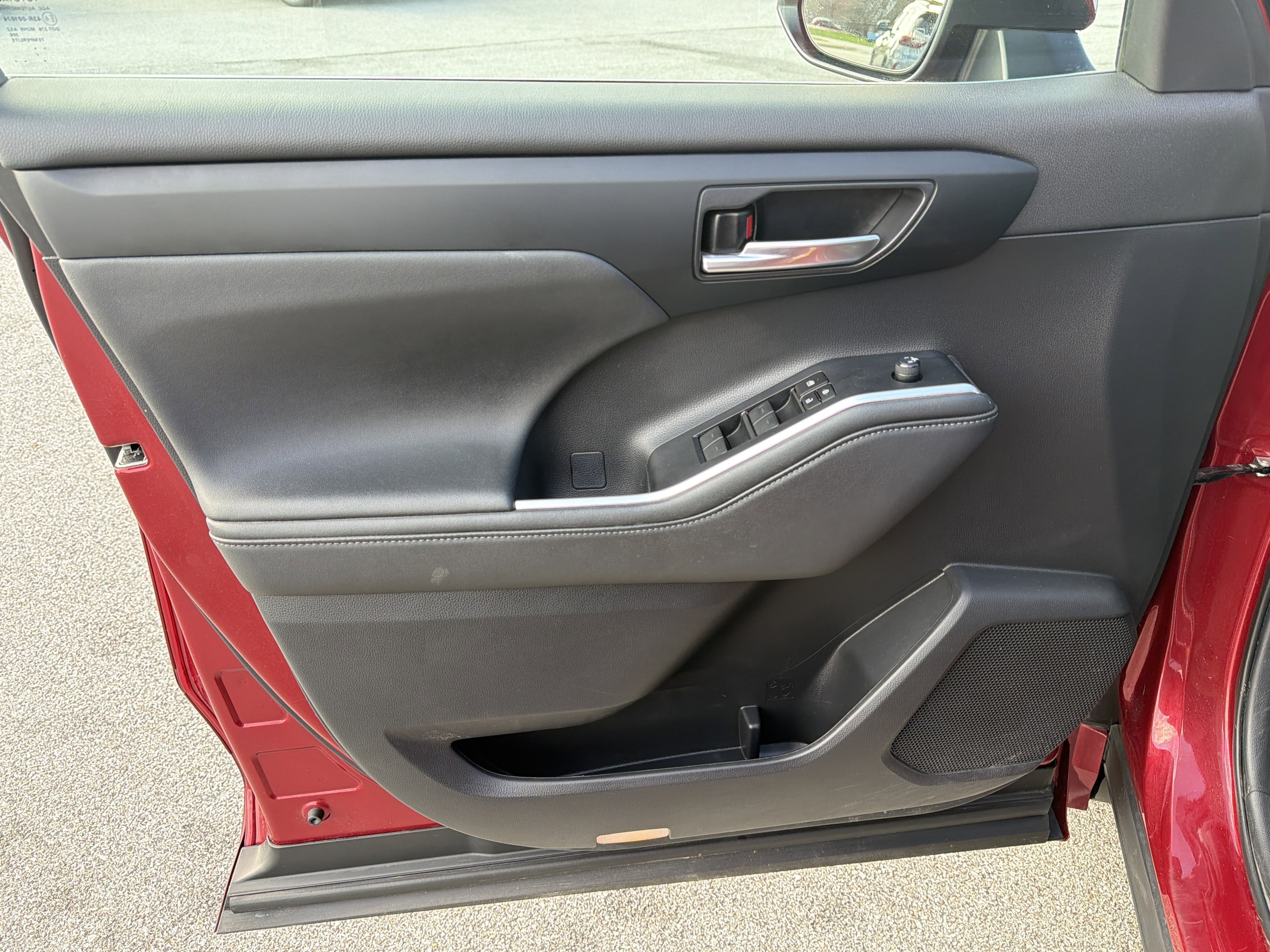 Used 2023 Toyota Highlander XLE AWD/4WD image 10