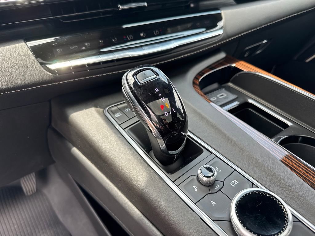 Used 2024 Cadillac Escalade ESV Premium Luxury image 30