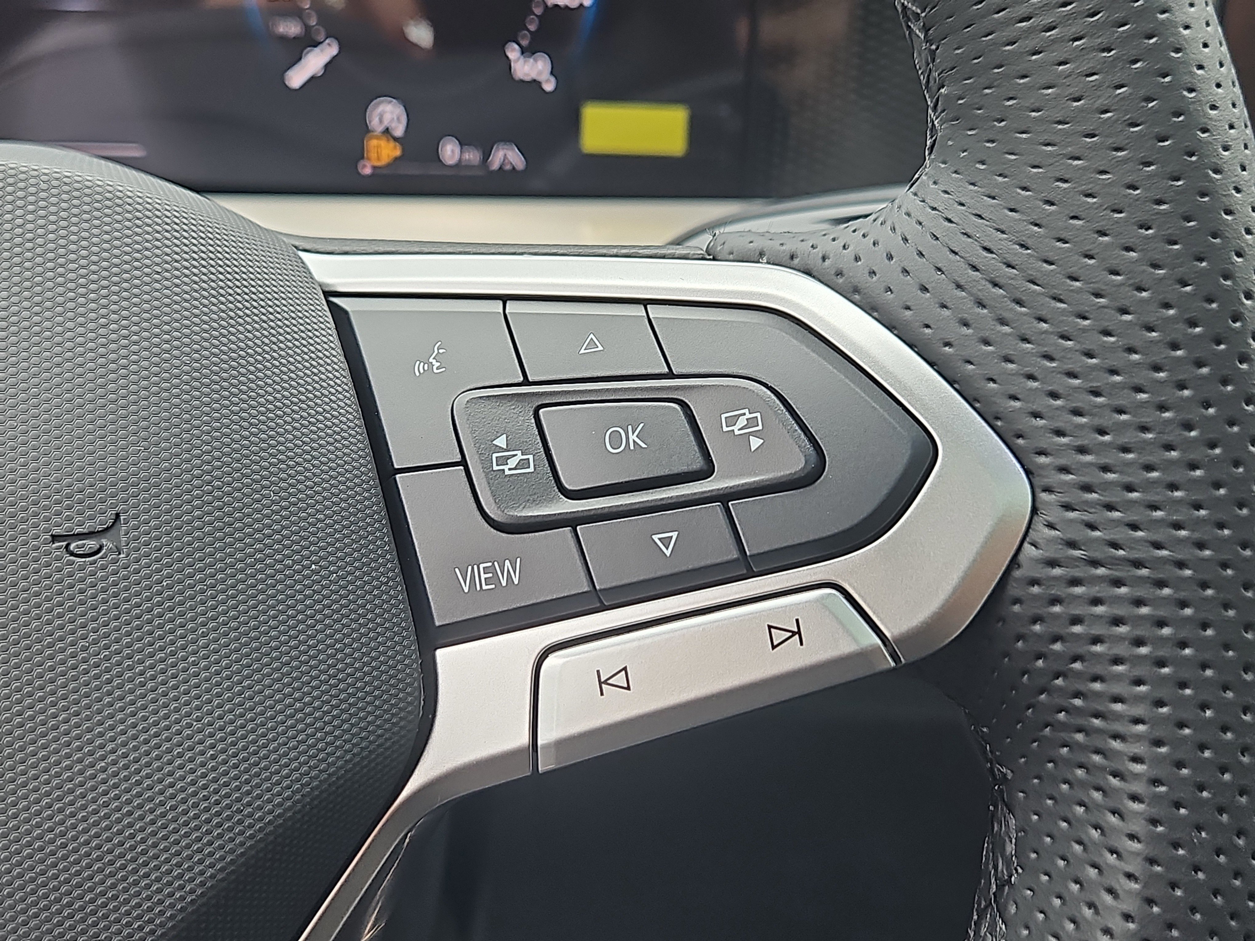 New 2025 Volkswagen Tiguan SE R-Line image 15