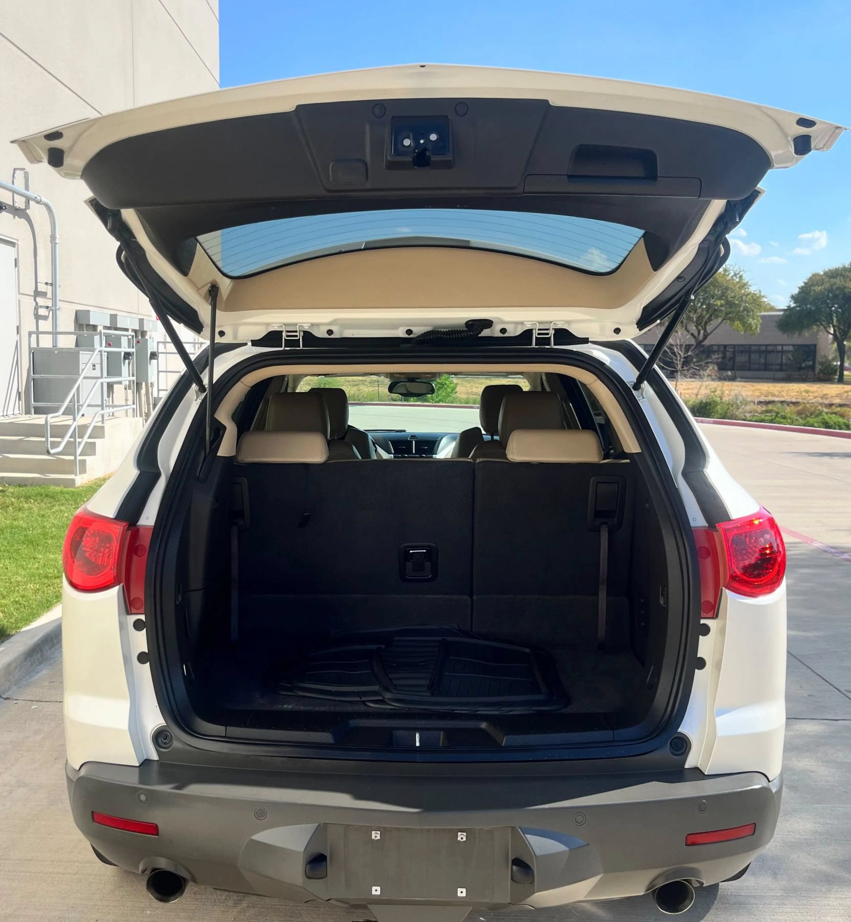 Used 2012 Chevrolet Traverse LTZ FWD image 12