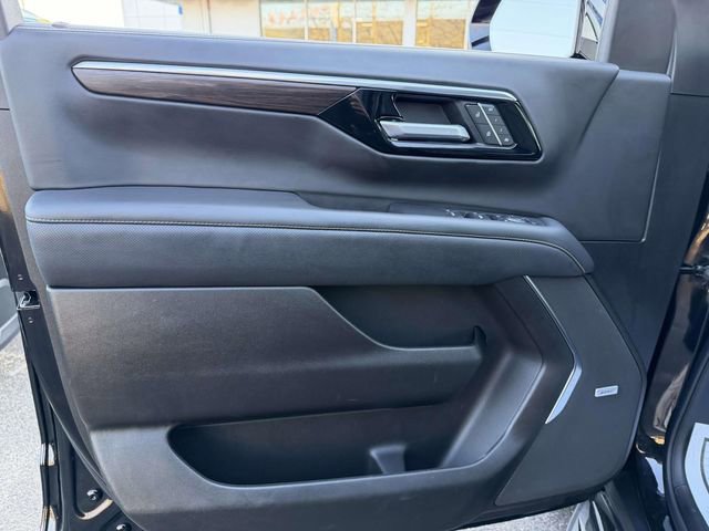 Used 2025 Chevrolet Suburban Premier AWD/4WD image 17
