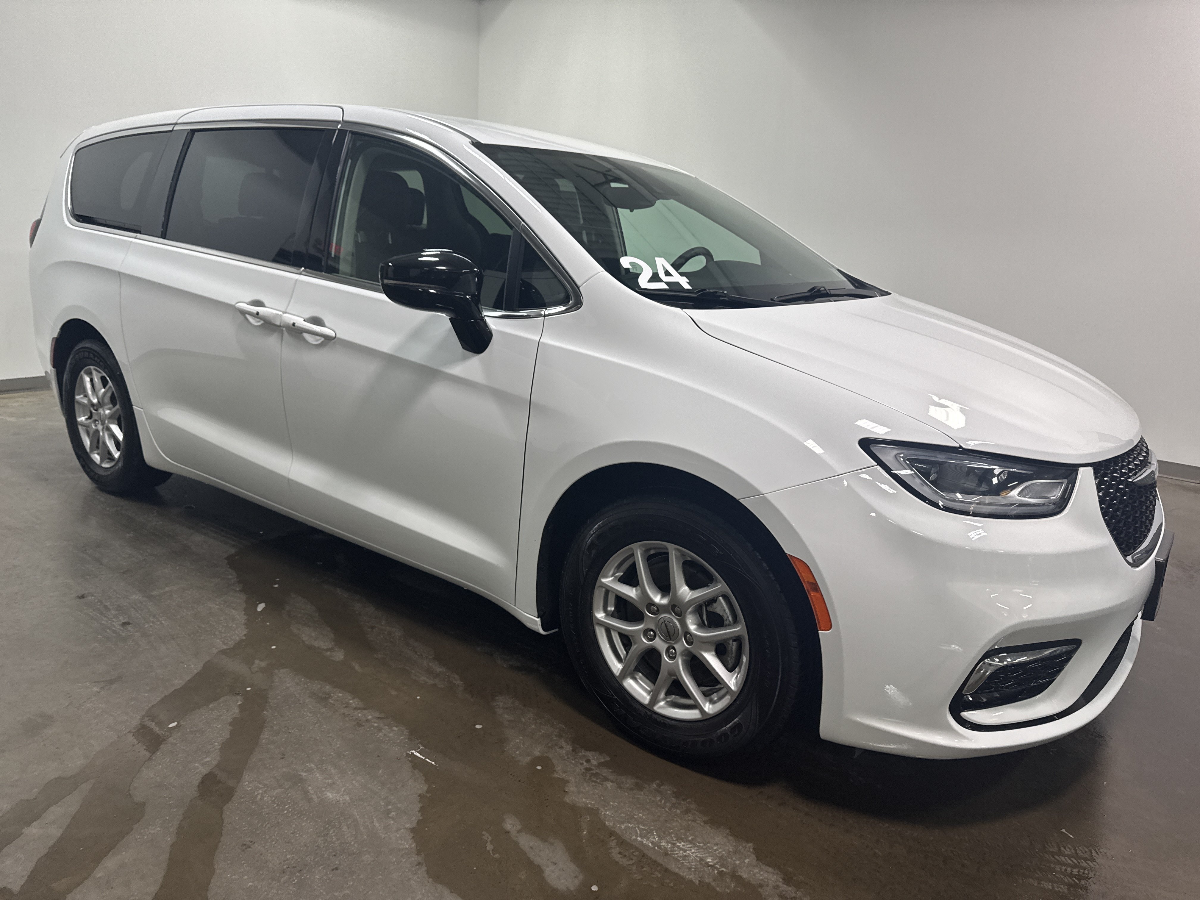 Used 2024 Chrysler Pacifica Touring-L FWD video 2