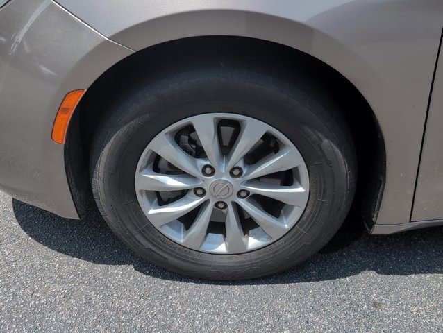 Used 2018 Chrysler Pacifica Touring-L FWD image 24