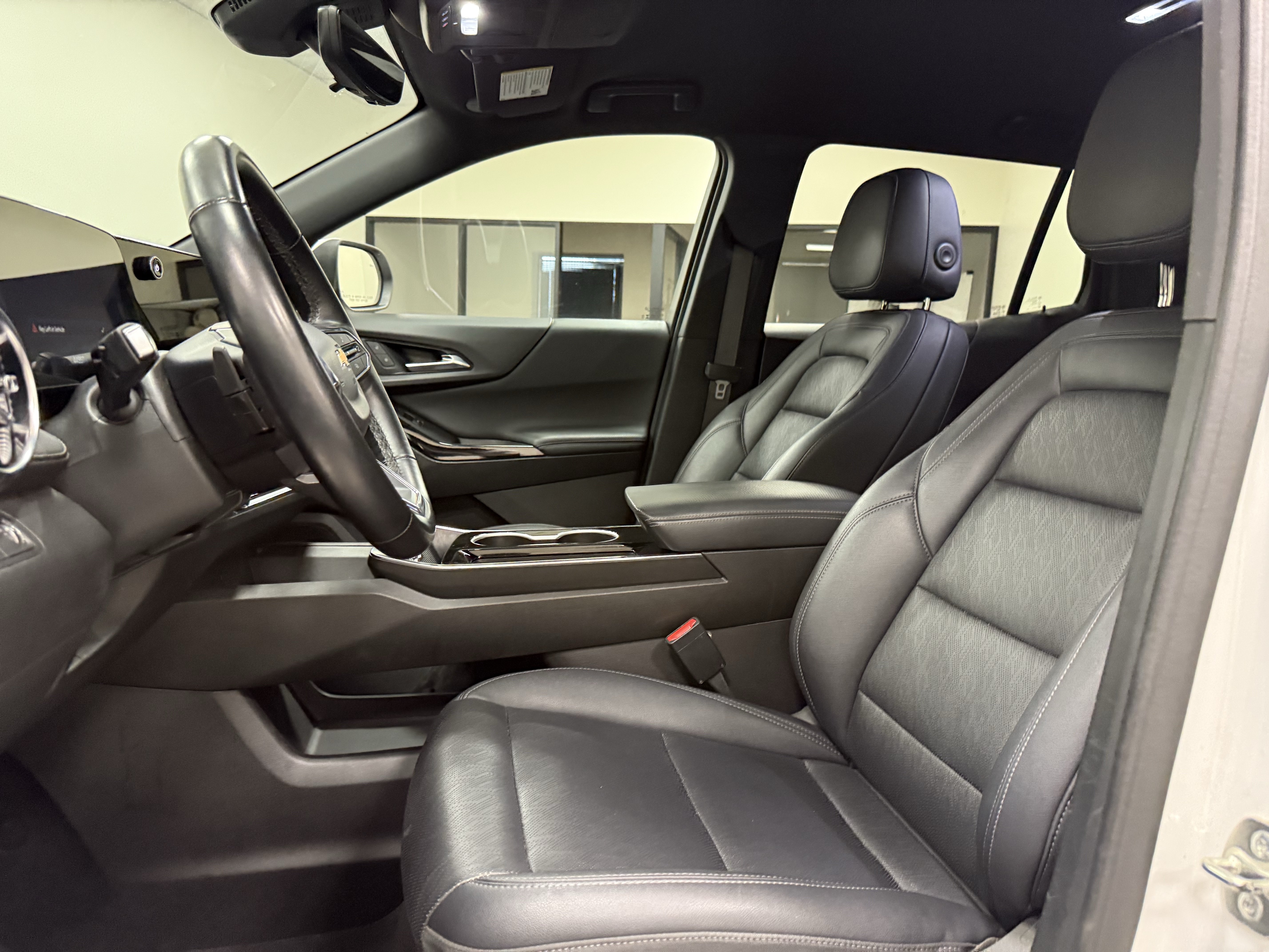 Used 2025 Chevrolet Equinox LT w/ Convenience Package II FWD image 12