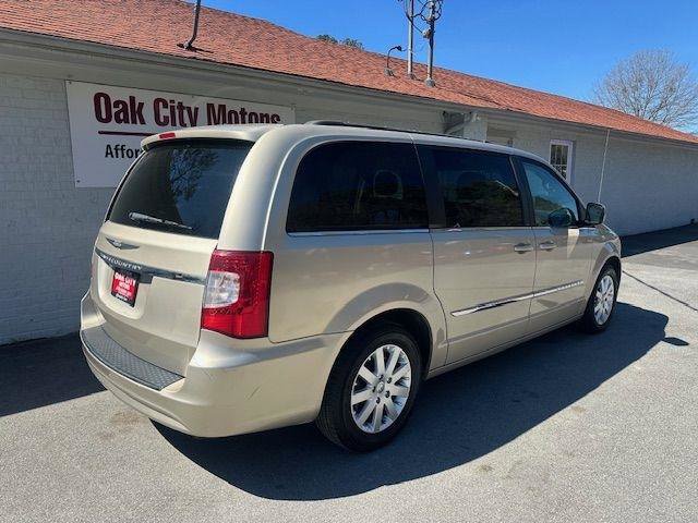 Used 2013 Chrysler Town & Country Touring image 5