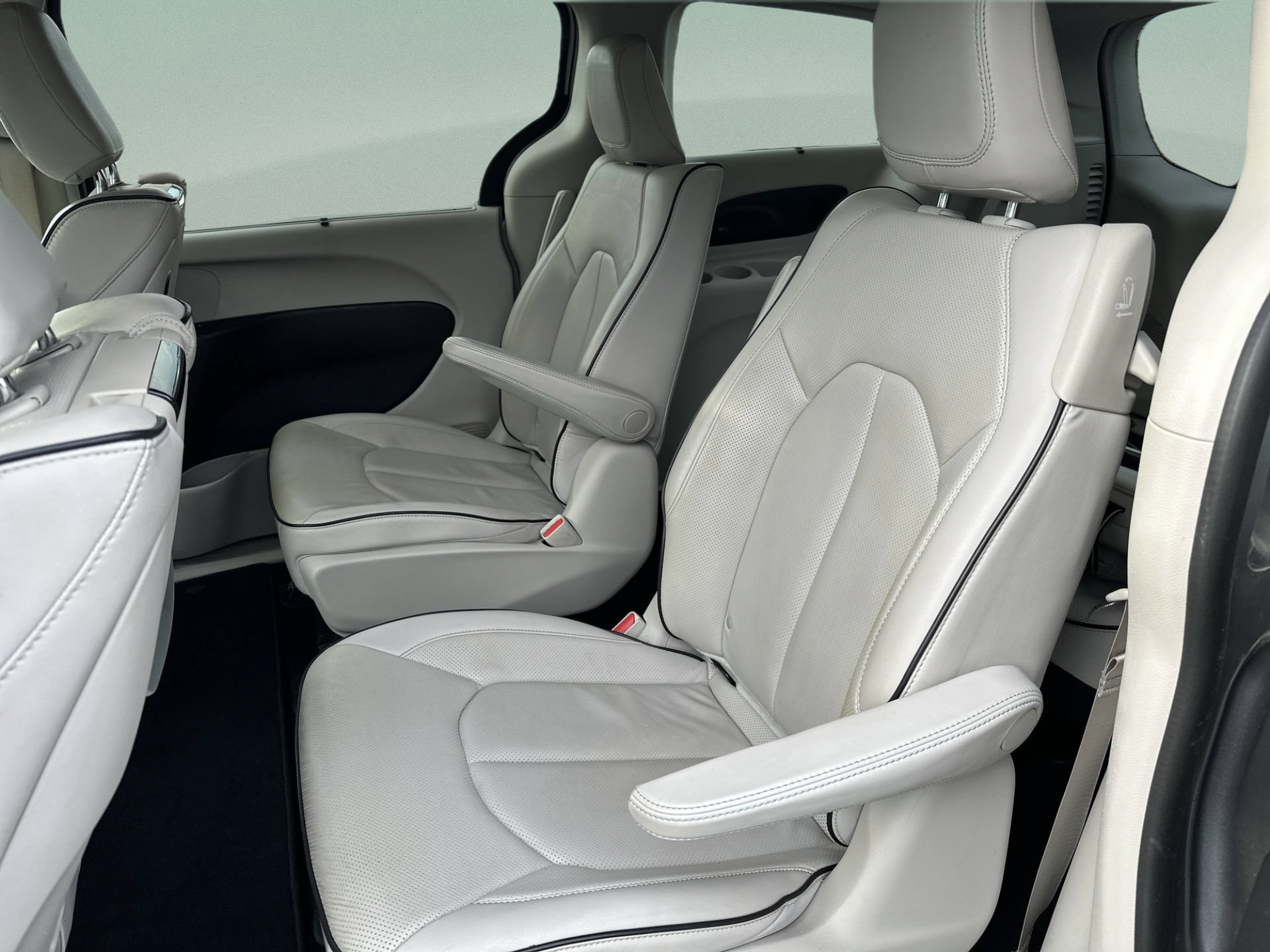 Used 2018 Chrysler Pacifica Limited w/ Advanced Safetytec Group FWD image 22