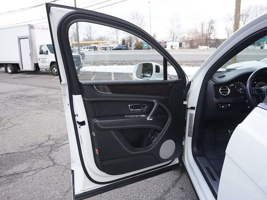 Used 2019 Bentley Bentayga image 29