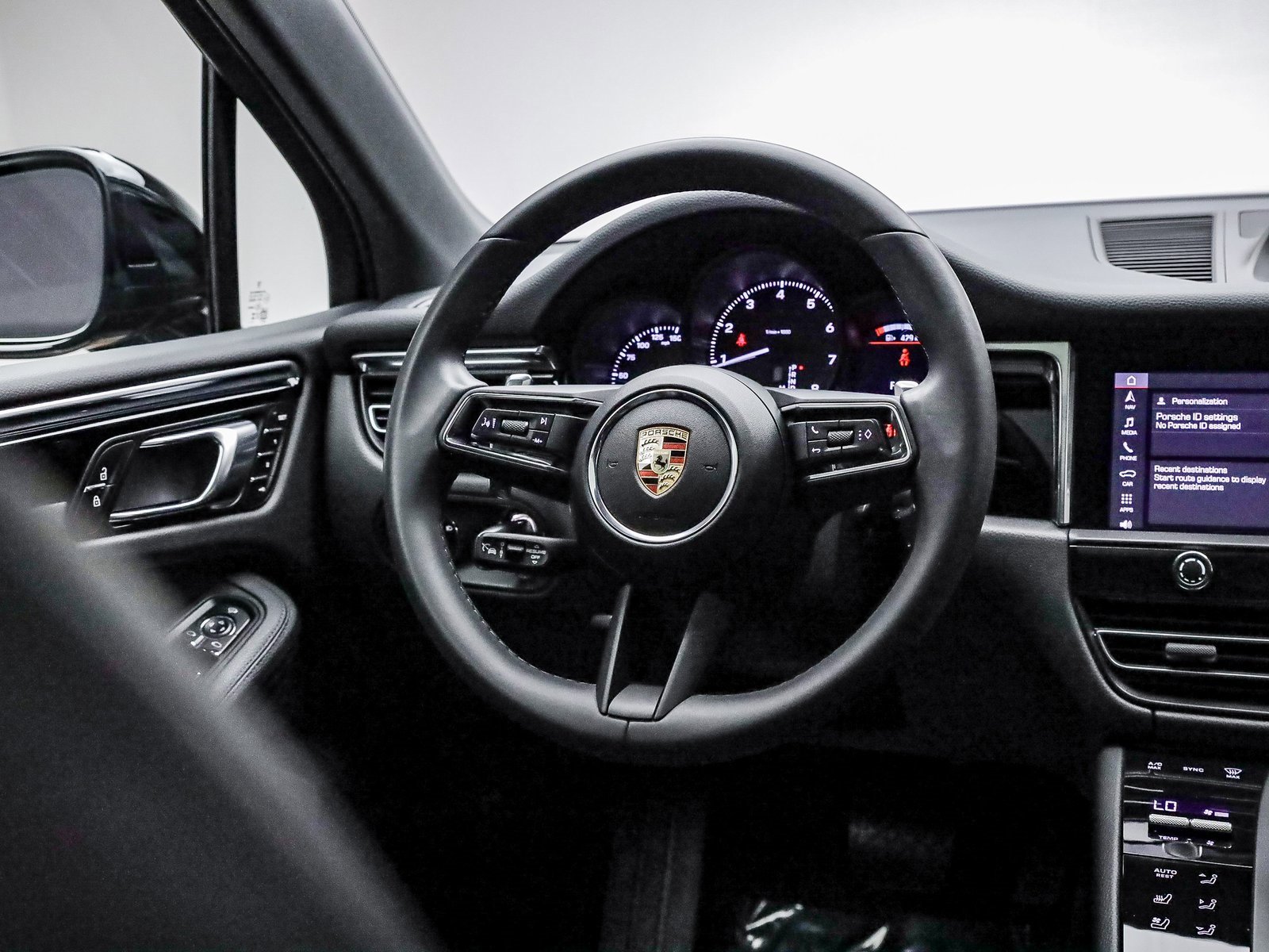 Certified 2025 Porsche Macan image 15