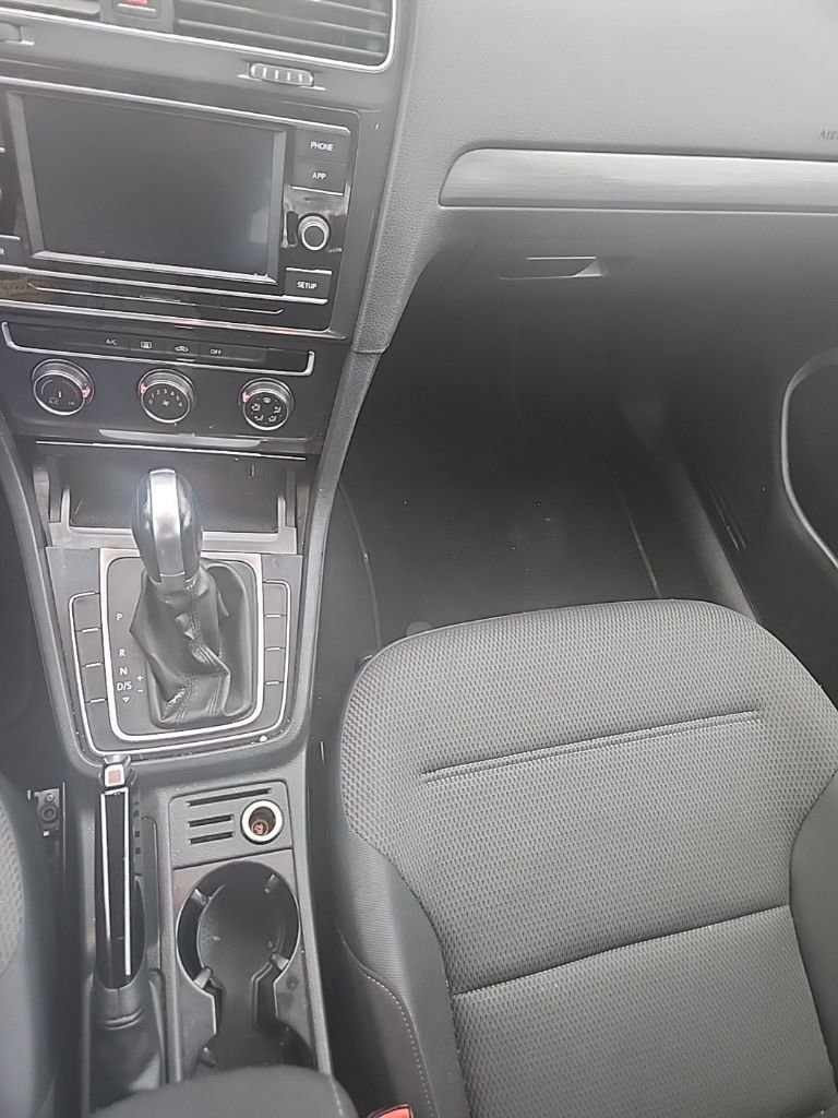 Used 2018 Volkswagen Golf SE image 15