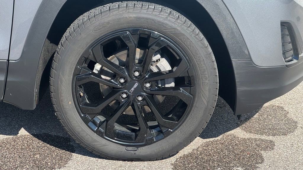 Used 2021 GMC Terrain SLE w/ Driver Convenience Package image 3