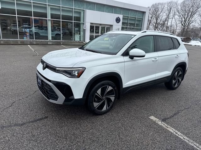 Certified 2025 Volkswagen Taos SE image 3